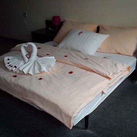 Hotel Pyramida Брно Экстерьер фото