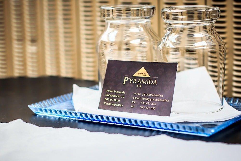 Hotel Pyramida Брно Экстерьер фото