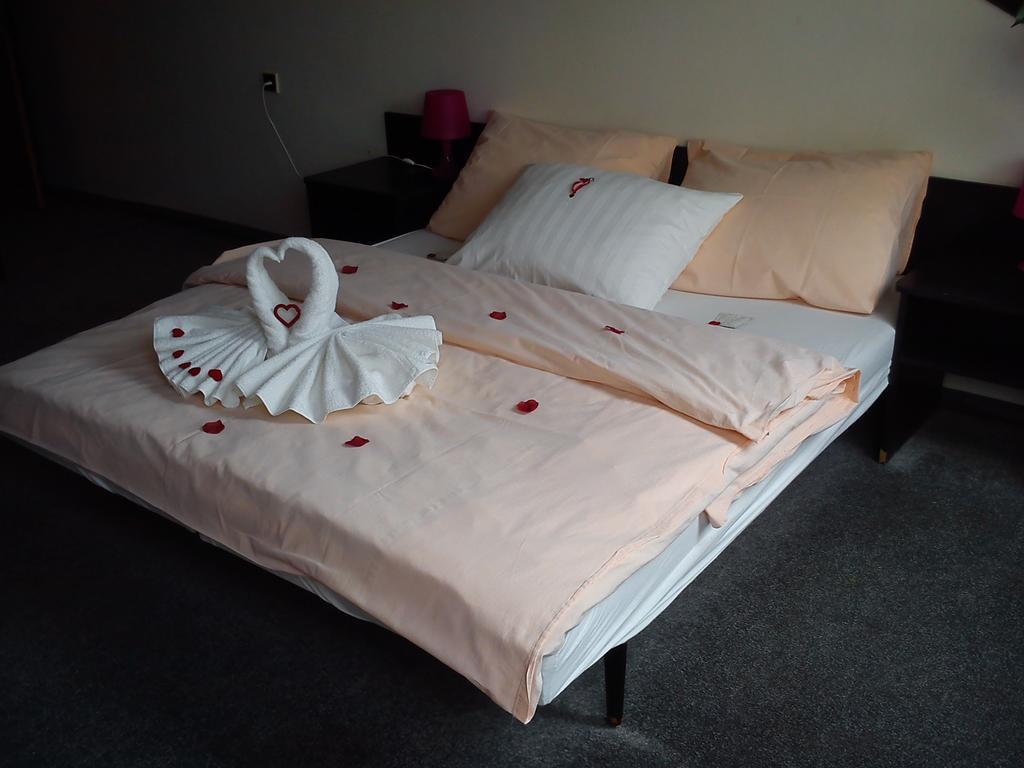 Hotel Pyramida Брно Экстерьер фото