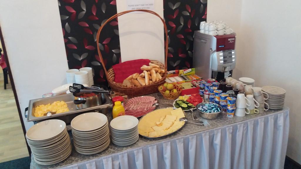 Hotel Pyramida Брно Экстерьер фото