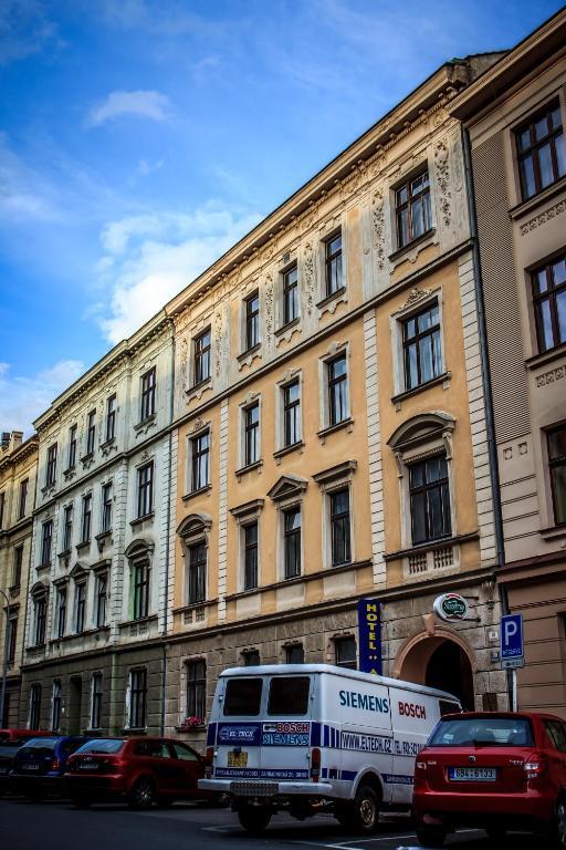 Hotel Pyramida Брно Экстерьер фото