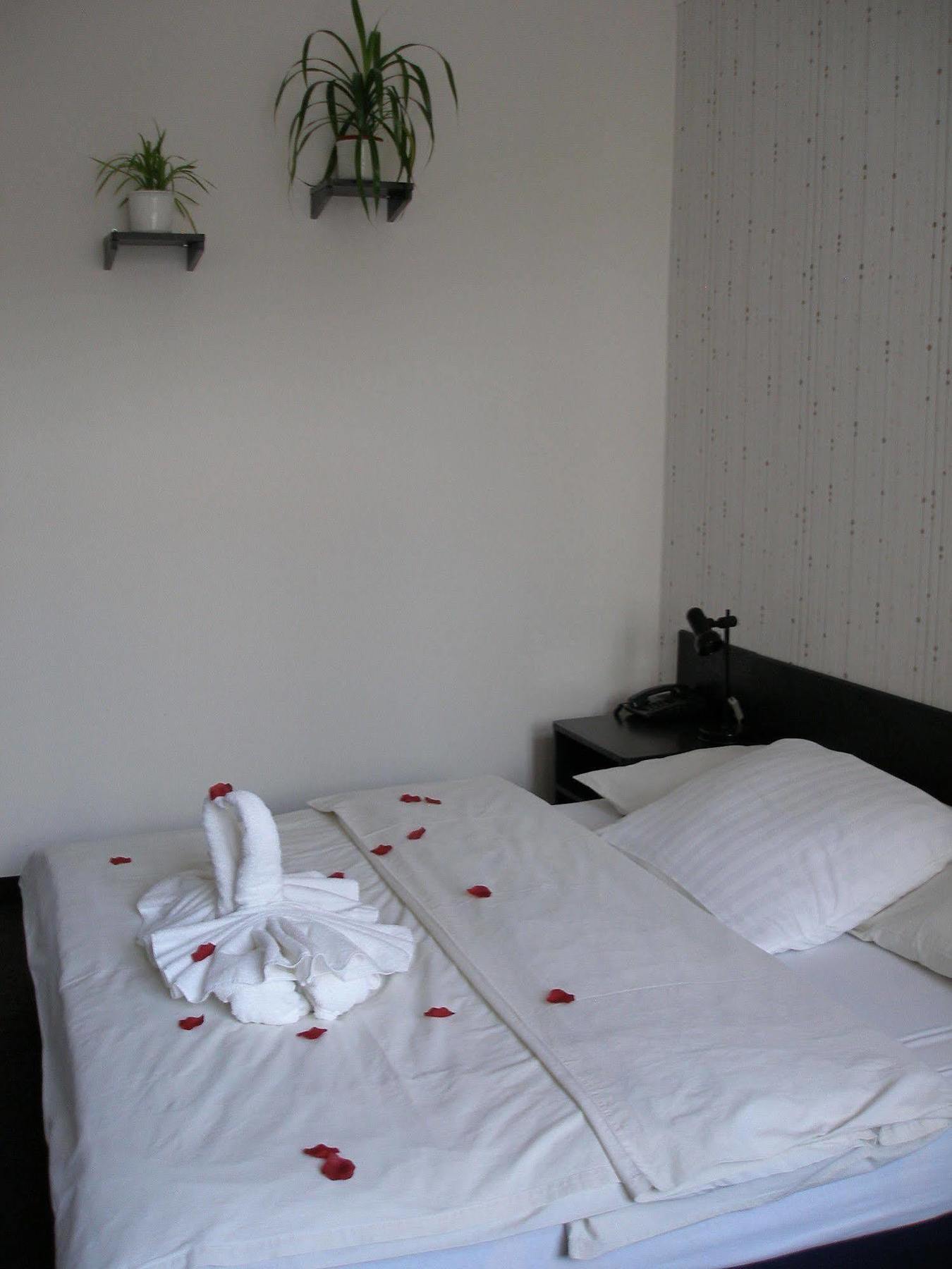 Hotel Pyramida Брно Экстерьер фото