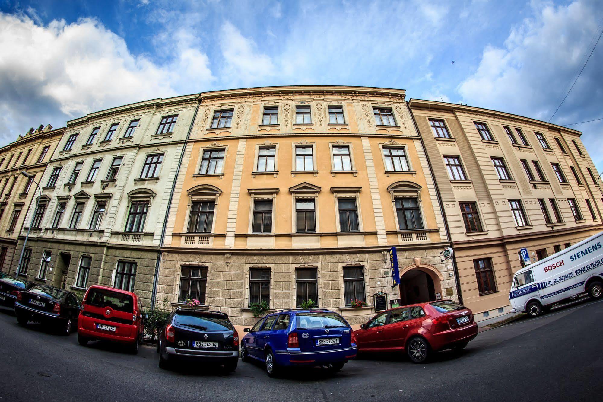 Hotel Pyramida Брно Экстерьер фото