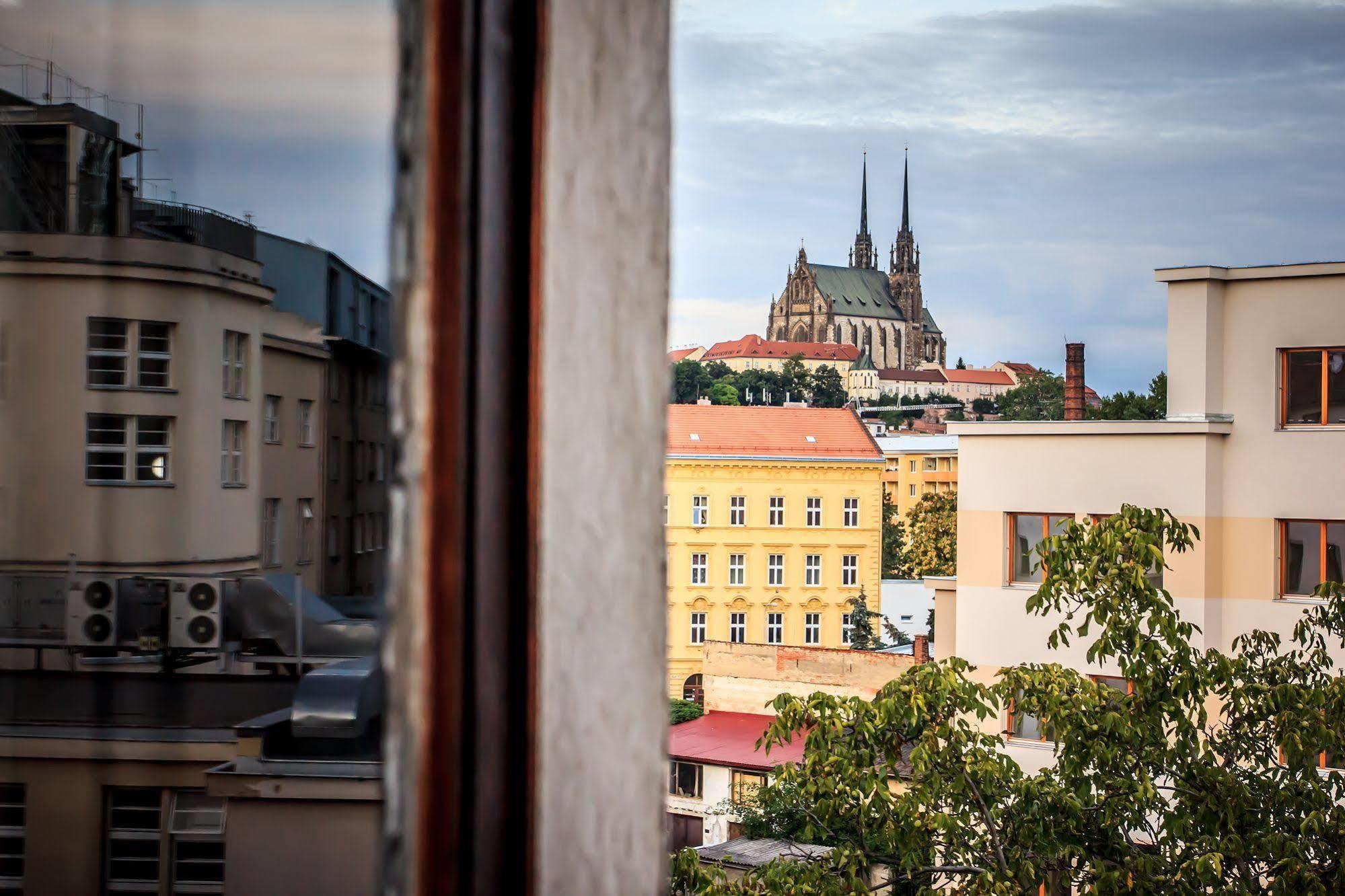 Hotel Pyramida Брно Экстерьер фото