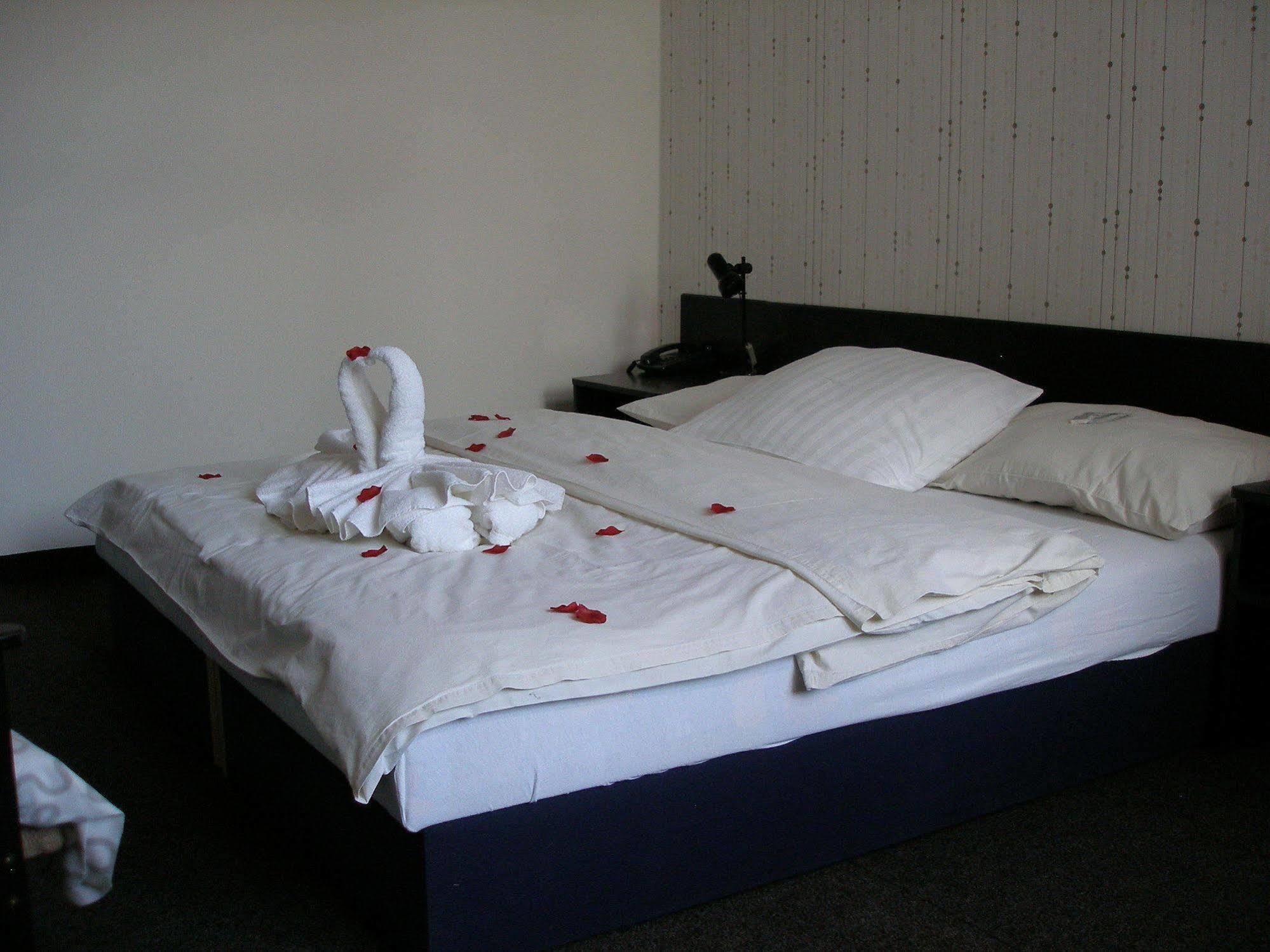 Hotel Pyramida Брно Экстерьер фото