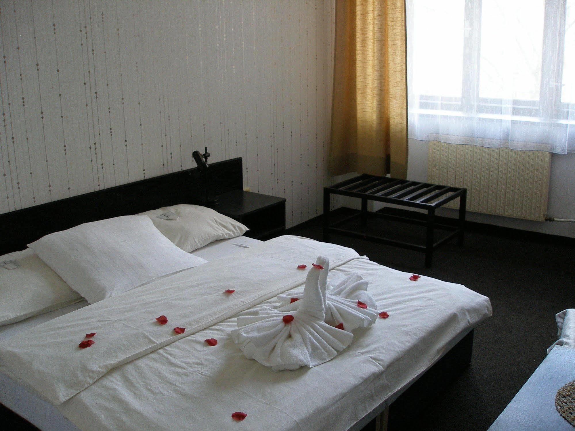 Hotel Pyramida Брно Экстерьер фото
