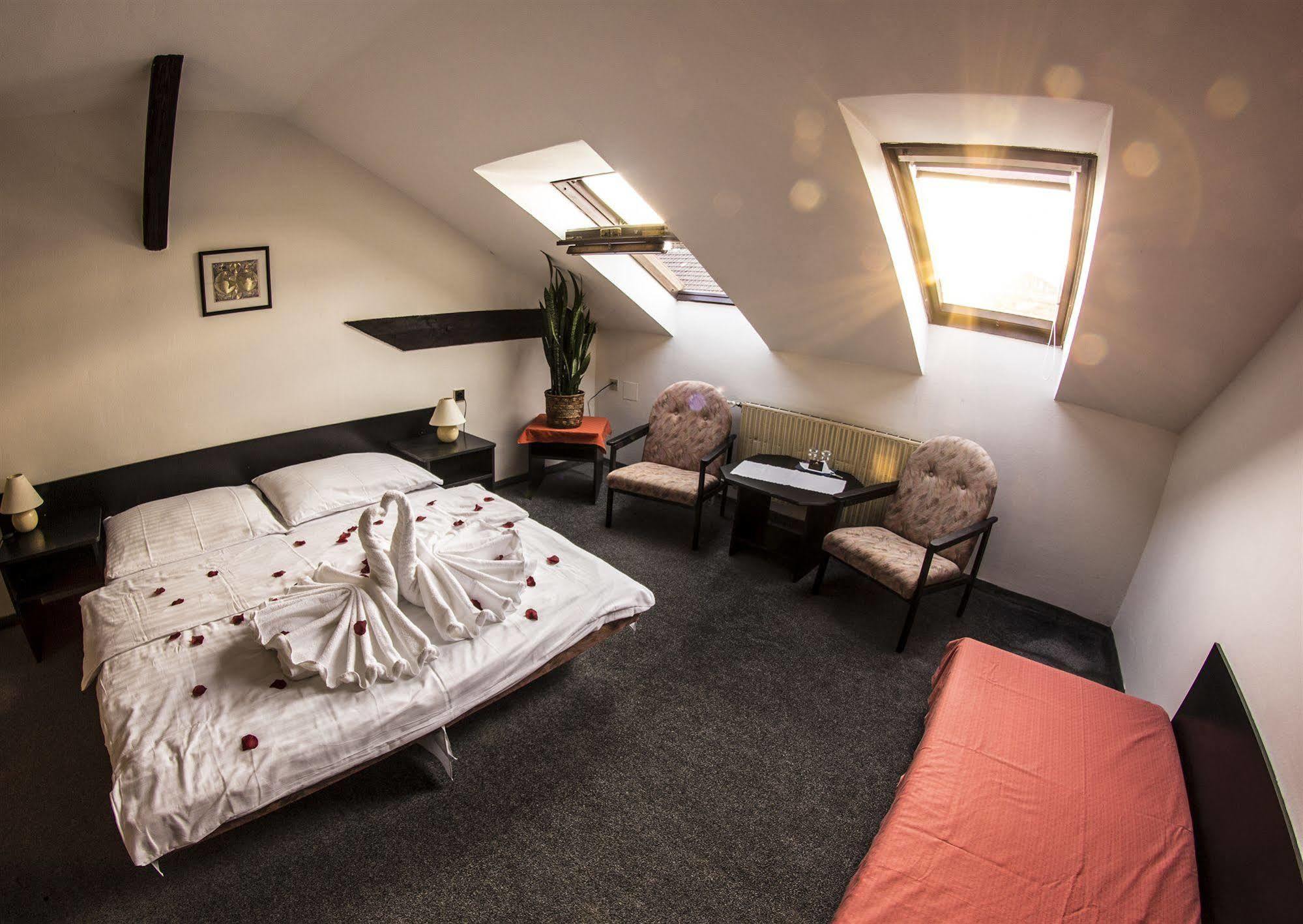 Hotel Pyramida Брно Экстерьер фото