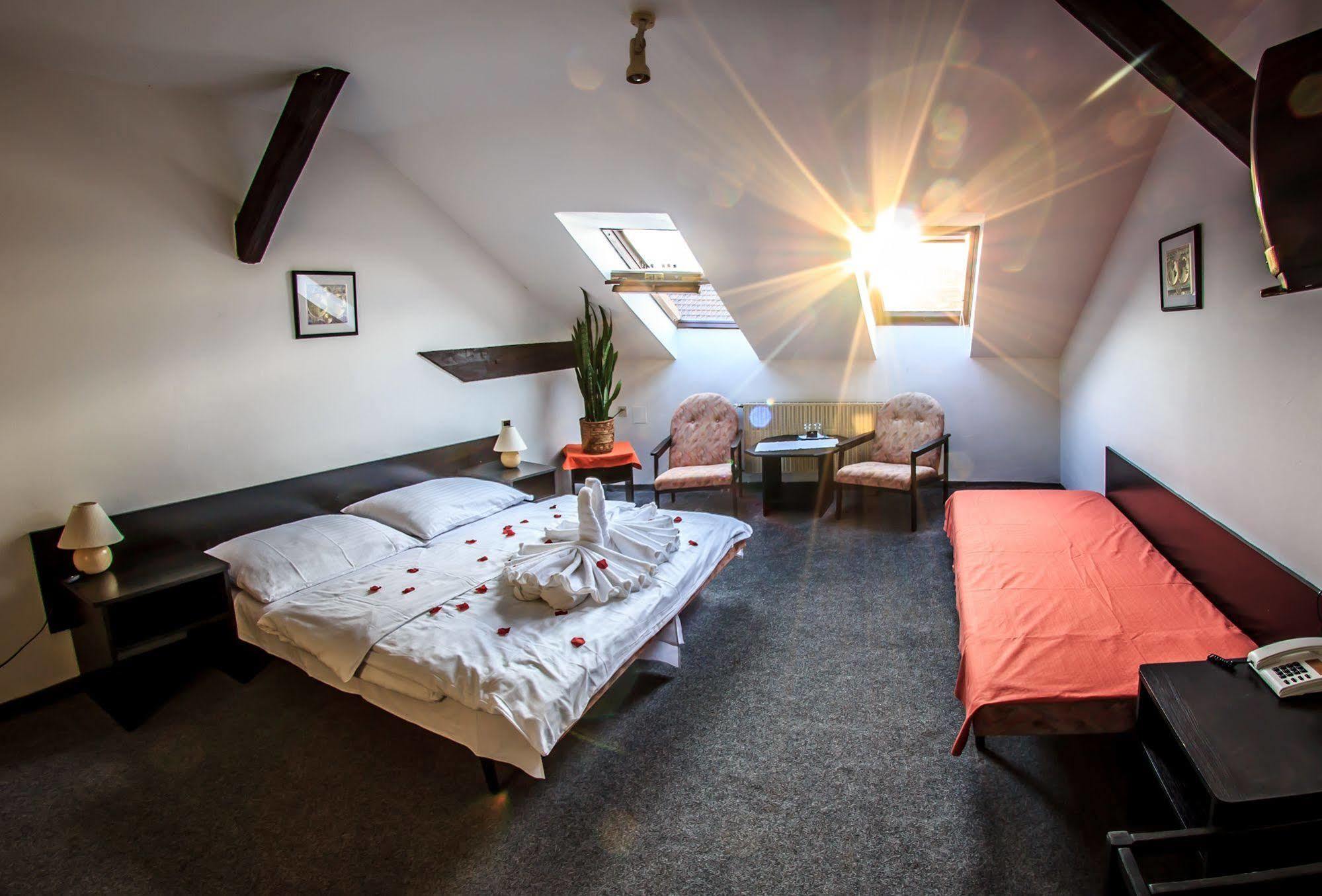 Hotel Pyramida Брно Экстерьер фото